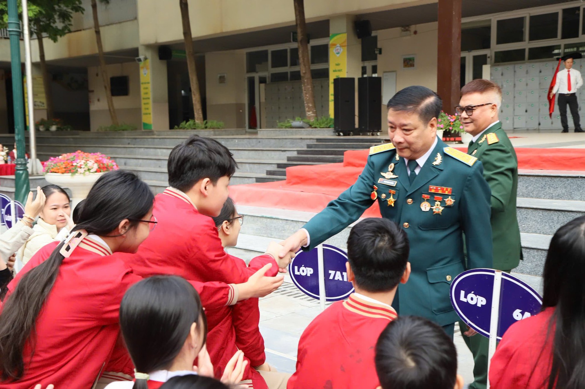 Hội Cựu chiến binh phường Nghĩa Đô giáo dục truyền thống yêu nước học sinh trường THCS Nghĩa Tân- Ảnh 3.
