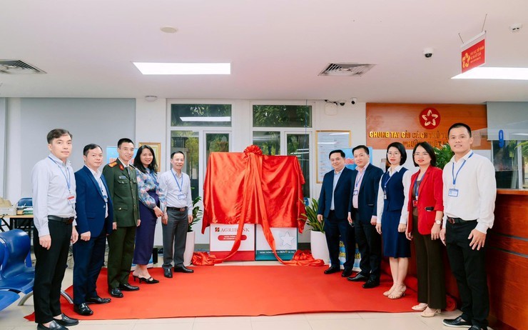 Phường Việt Hưng tăng tốc cải cách hành chính - đột phá với Kiosk thông minh - hỗ trợ thực hiện dịch vụ công trực tuyến “Vì dân phục vụ”- Ảnh 1.