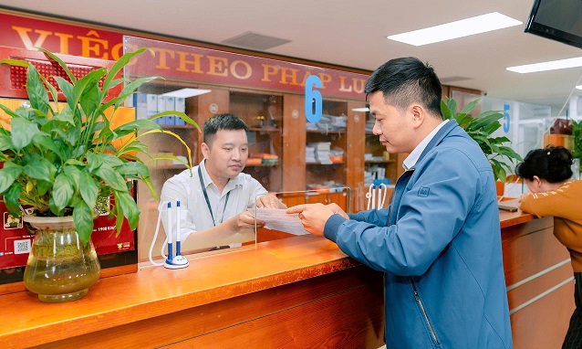 Phường Việt Hưng tăng tốc cải cách hành chính - đột phá với Kiosk thông minh - hỗ trợ thực hiện dịch vụ công trực tuyến “Vì dân phục vụ”- Ảnh 7.