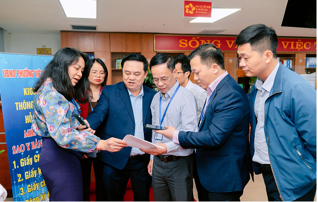 Phường Việt Hưng tăng tốc cải cách hành chính - đột phá với Kiosk thông minh - hỗ trợ thực hiện dịch vụ công trực tuyến “Vì dân phục vụ”- Ảnh 4.