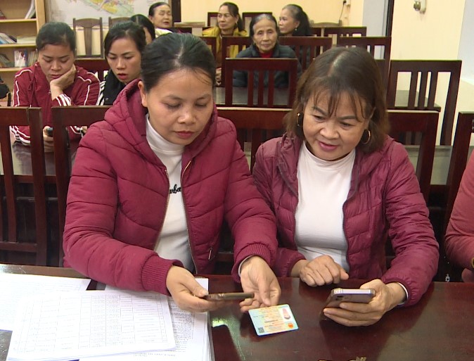 Phó Chủ tịch Thường trực UBND xã kiểm tra công tác làm sạch dữ liệu đăng ký phương tiện và giấy phép lái xe tại một số thôn trên địa bàn xã- Ảnh 1.