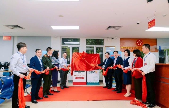 Phường Việt Hưng tăng tốc cải cách hành chính - đột phá với Kiosk thông minh - hỗ trợ thực hiện dịch vụ công trực tuyến “Vì dân phục vụ”- Ảnh 2.