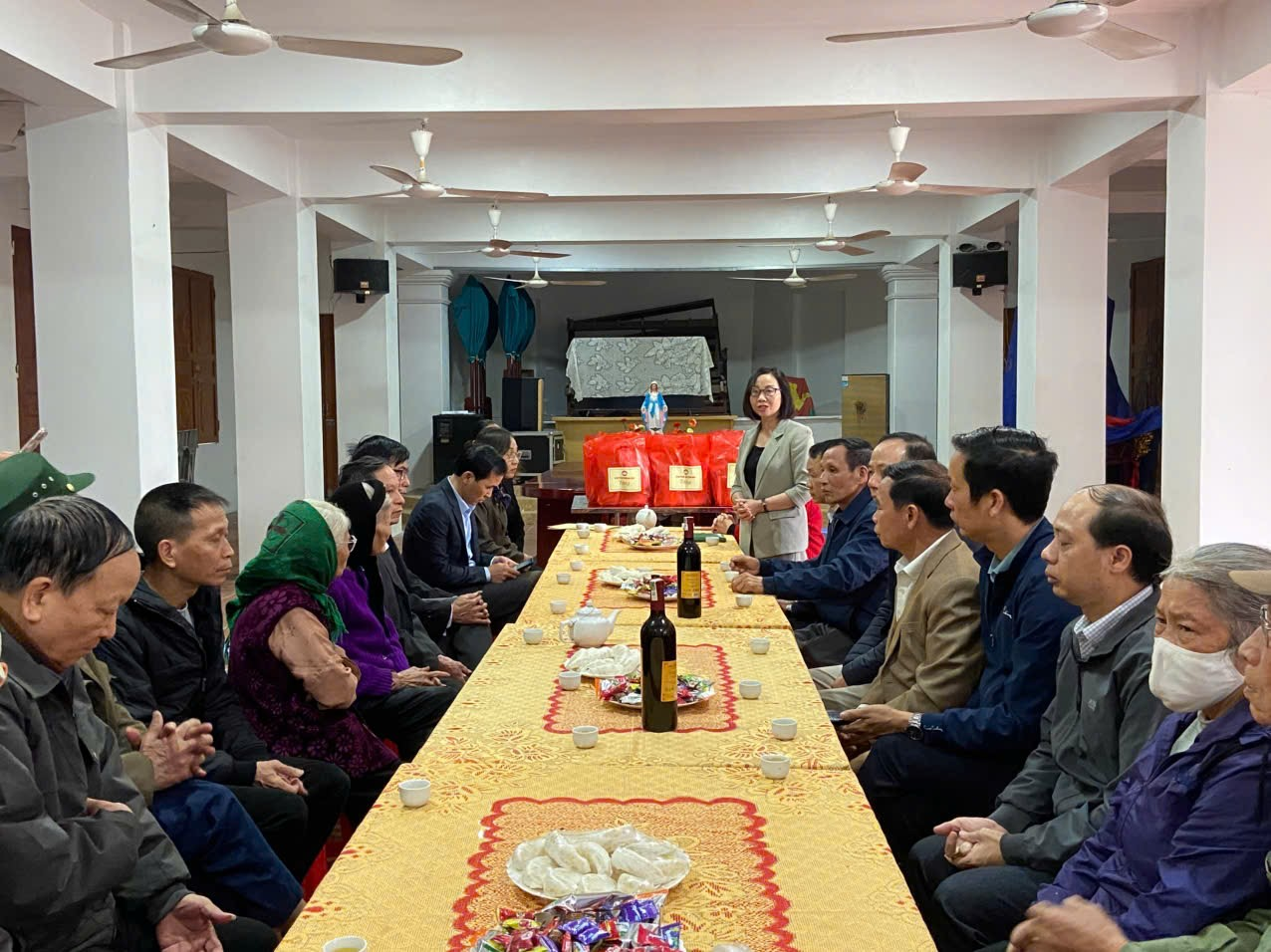 Lãnh đạo xã Đan Phượng thăm, tặng quà cho hộ gia đình công giáo có hoàn cảnh khó khăn nhân dịp Giáng sinh 2025.- Ảnh 1.