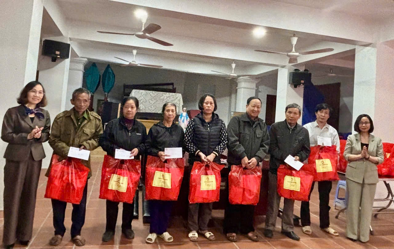 Lãnh đạo xã Đan Phượng thăm, tặng quà cho hộ gia đình công giáo có hoàn cảnh khó khăn nhân dịp Giáng sinh 2025.- Ảnh 2.