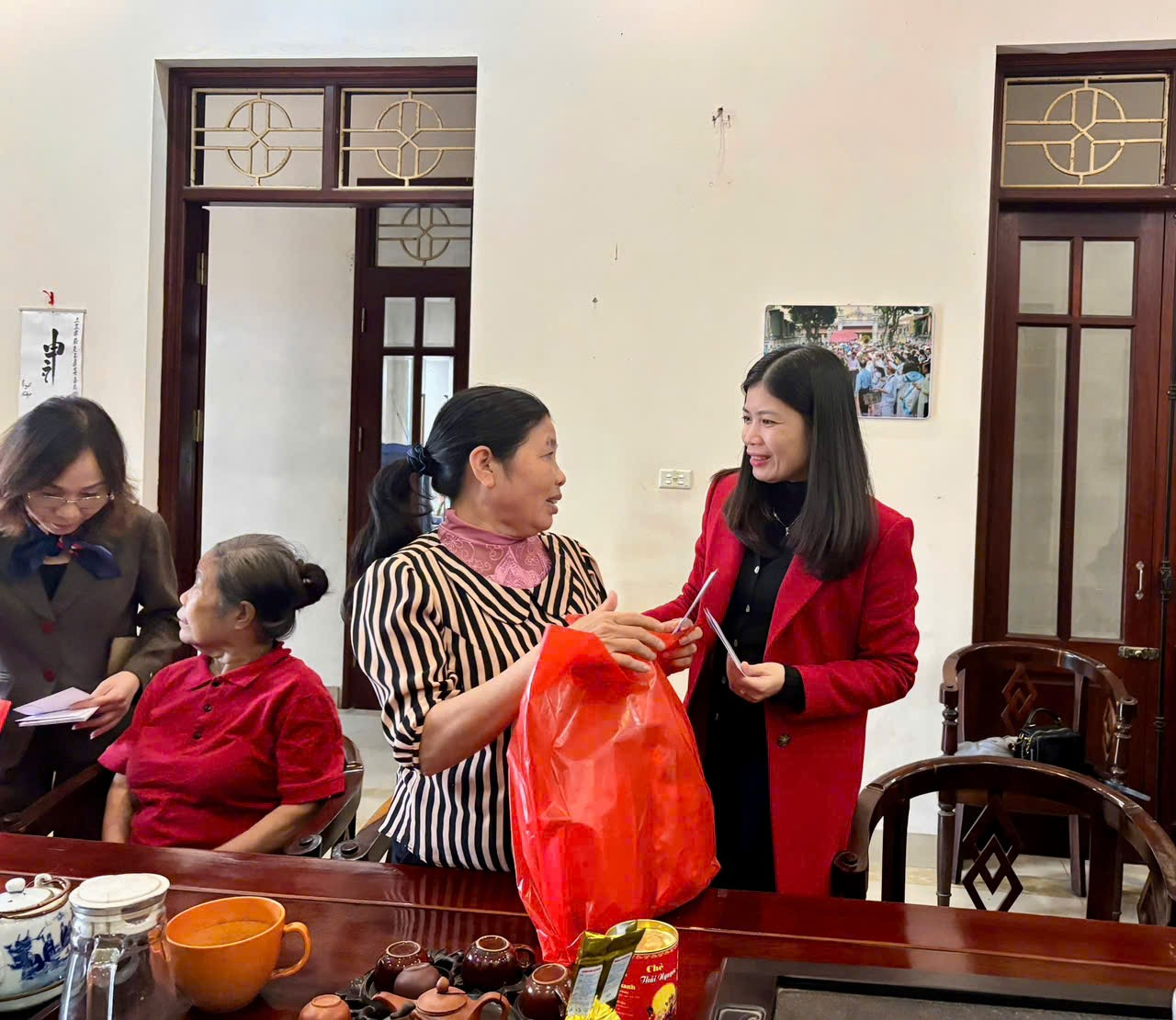 Lãnh đạo xã Đan Phượng thăm, tặng quà cho hộ gia đình công giáo có hoàn cảnh khó khăn nhân dịp Giáng sinh 2025.- Ảnh 3.