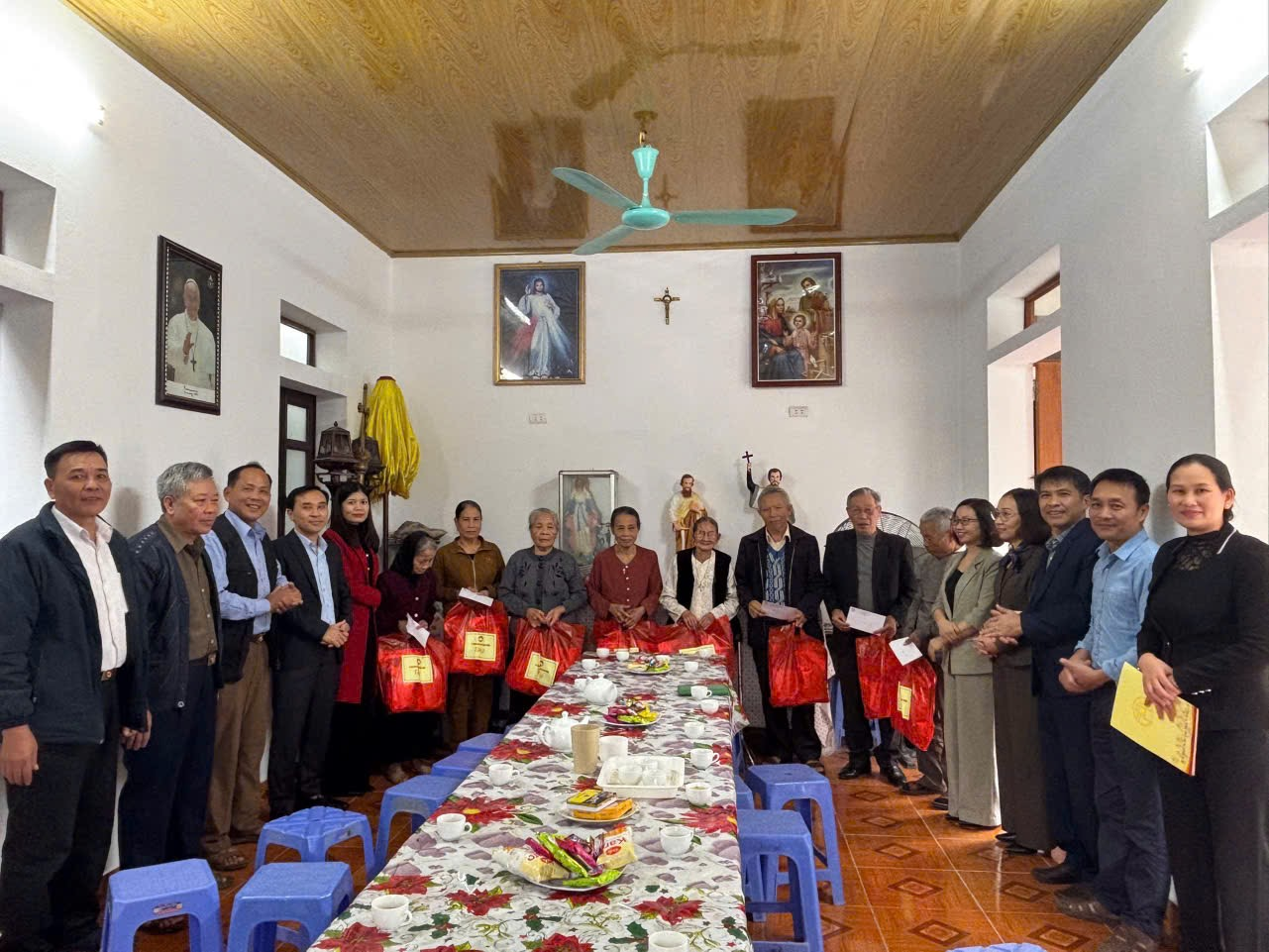Lãnh đạo xã Đan Phượng thăm, tặng quà cho hộ gia đình công giáo có hoàn cảnh khó khăn nhân dịp Giáng sinh 2025.- Ảnh 4.