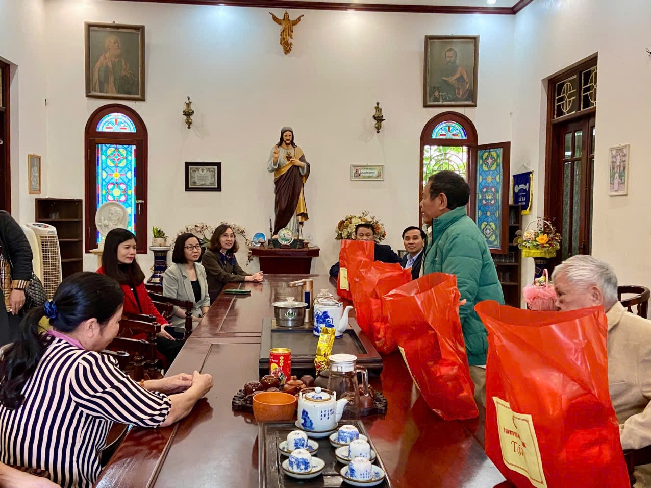 Lãnh đạo xã Đan Phượng thăm, tặng quà cho hộ gia đình công giáo có hoàn cảnh khó khăn nhân dịp Giáng sinh 2025.- Ảnh 5.