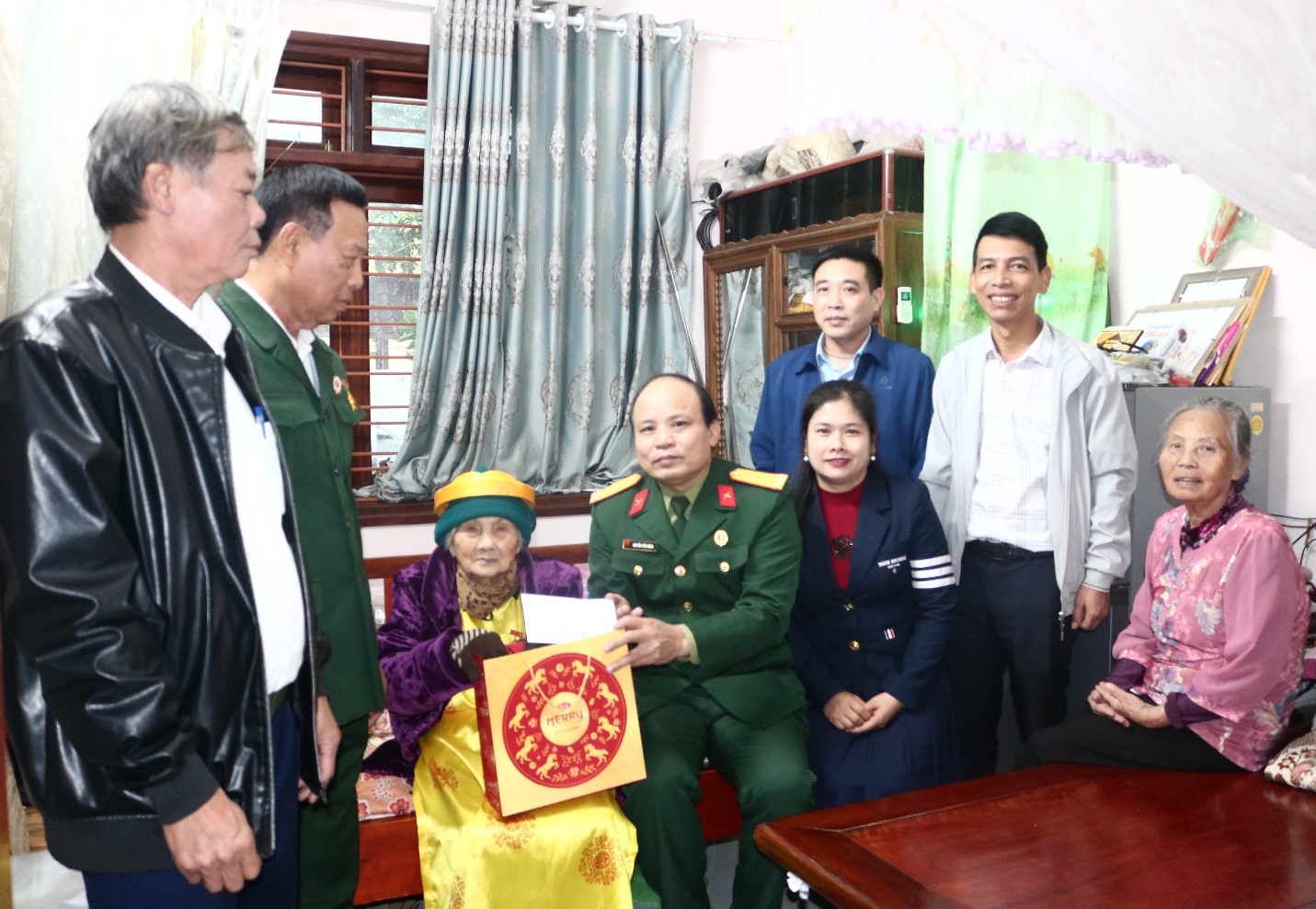 Hội cựu chiến binh xã Mỹ Đức thăm và tặng quà mẹ Việt Nam anh hùng Dương Thị Hạt nhân dịp kỷ niệm 81 năm ngày thành lập Quân đội nhân dân Việt Nam ( 22/12/1944 - 22/12/2025)- Ảnh 1.