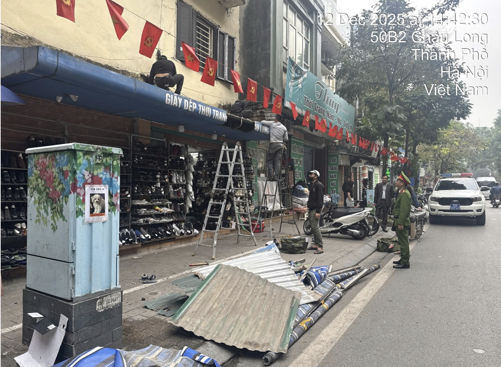 Phường Ba Đình tháo dỡ loạt mái che làm xấu cảnh quan đô thị- Ảnh 1.