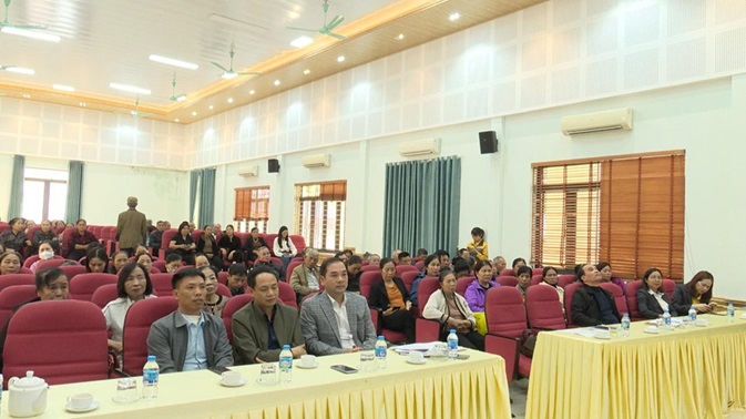 Xã Sơn Đồng trao tặng thẻ BHYT; đẩy mạnh tuyên truyền chính sách BHXH, BHYT- Ảnh 1.