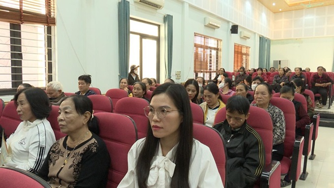 Xã Sơn Đồng trao tặng thẻ BHYT; đẩy mạnh tuyên truyền chính sách BHXH, BHYT- Ảnh 2.