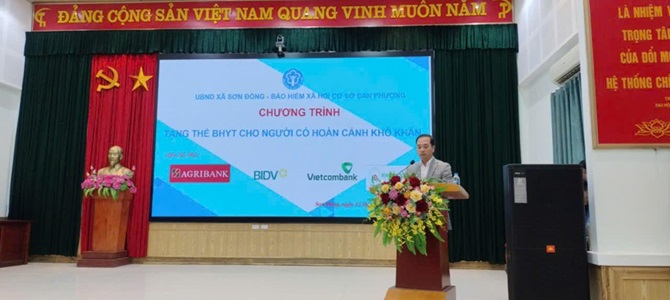 Xã Sơn Đồng trao tặng thẻ BHYT; đẩy mạnh tuyên truyền chính sách BHXH, BHYT- Ảnh 3.