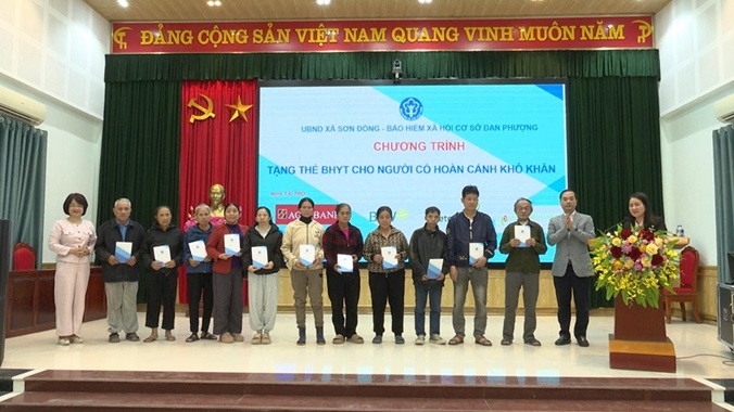 Xã Sơn Đồng trao tặng thẻ BHYT; đẩy mạnh tuyên truyền chính sách BHXH, BHYT- Ảnh 4.