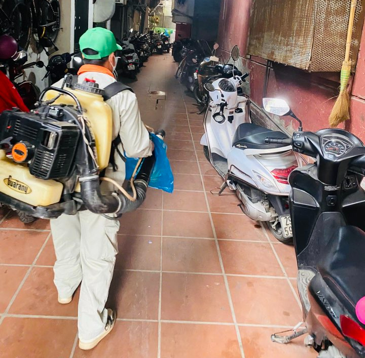 TRẠM Y TẾ PHƯỜNG KIM LIÊN PHUN HÓA CHẤT PHÒNG, CHỐNG SỐT XUẤT HUYẾT ĐỢT 2 NĂM 2025- Ảnh 2.