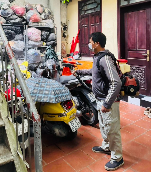 TRẠM Y TẾ PHƯỜNG KIM LIÊN PHUN HÓA CHẤT PHÒNG, CHỐNG SỐT XUẤT HUYẾT ĐỢT 2 NĂM 2025- Ảnh 1.