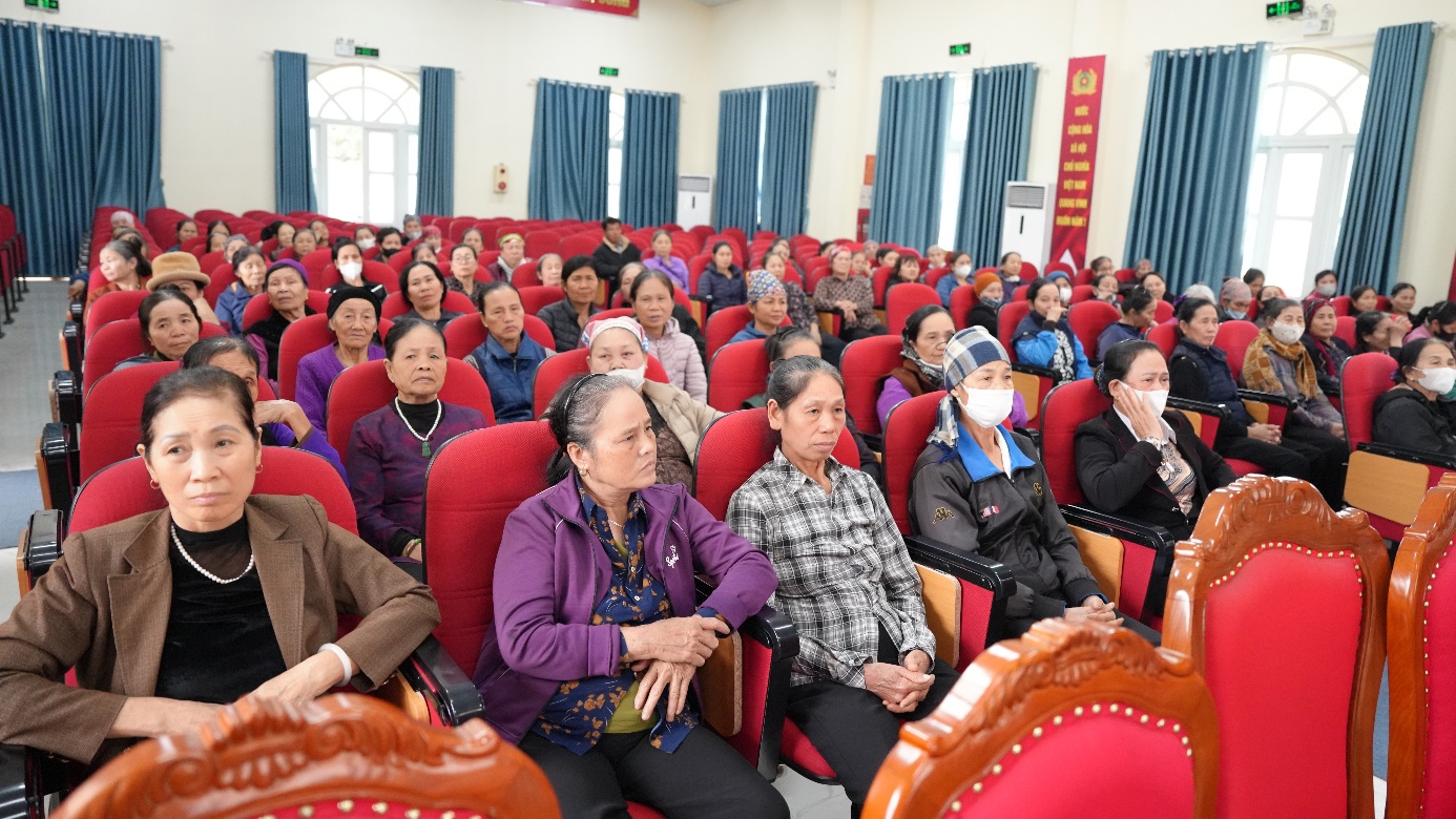 A group of people sitting in red chairs  AI-generated content may be incorrect.