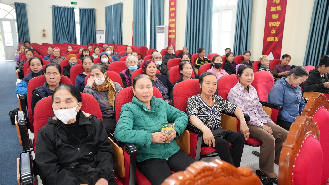 A group of people sitting in a room  AI-generated content may be incorrect.