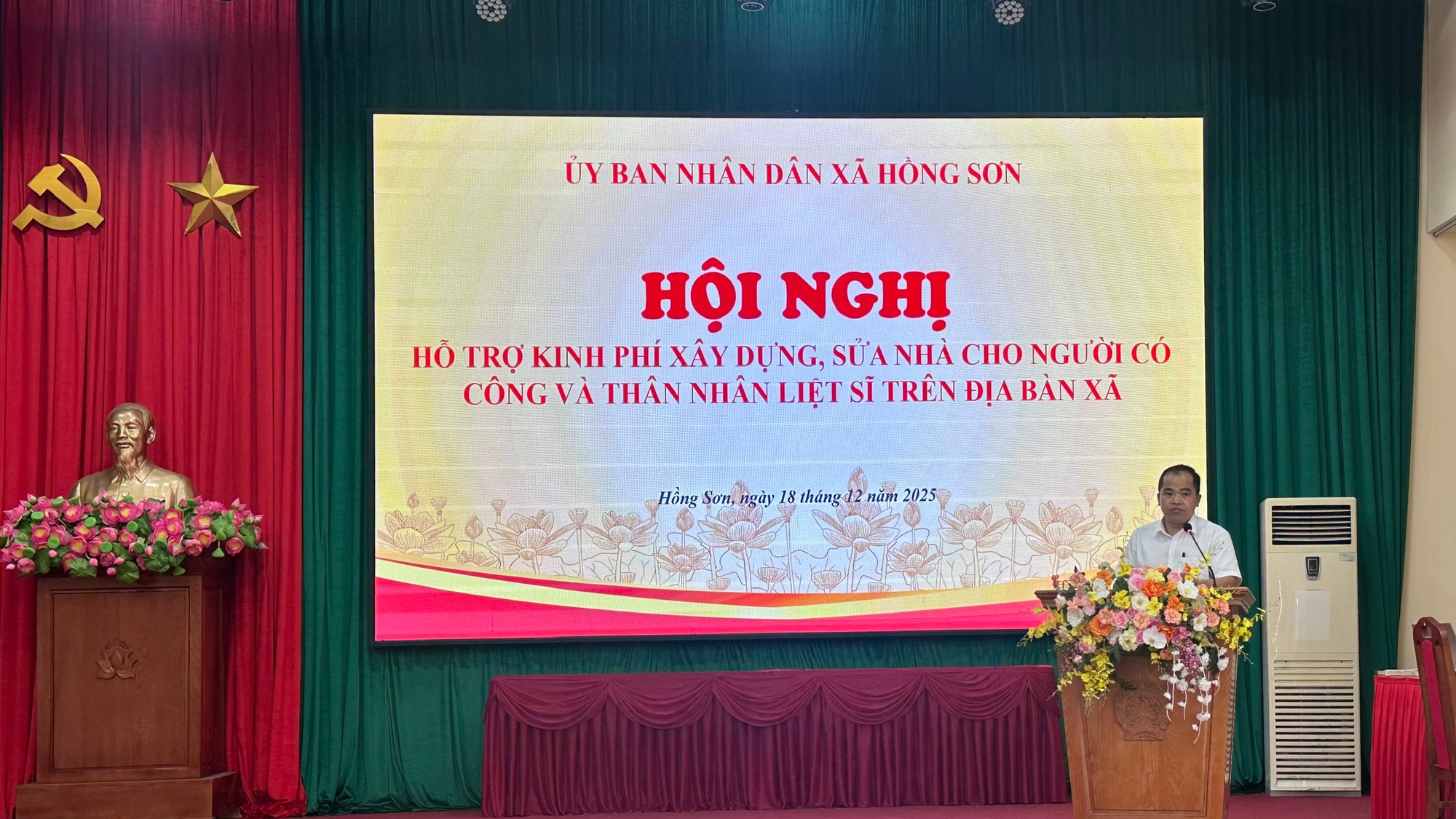 Hồng Sơn trao kinh phí hỗ trợ xây mới, sửa chữa nhà ở đối với người có công với cách mạng và thân nhân liệt sĩ năm 2025- Ảnh 1.