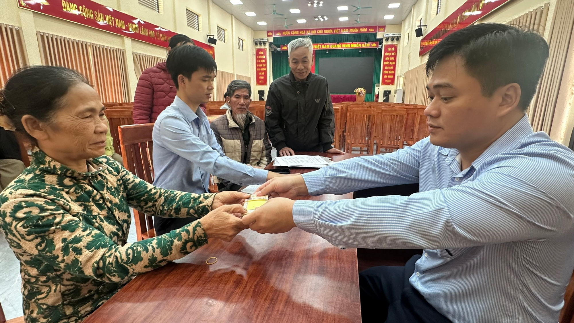 Hồng Sơn trao kinh phí hỗ trợ xây mới, sửa chữa nhà ở đối với người có công với cách mạng và thân nhân liệt sĩ năm 2025- Ảnh 4.