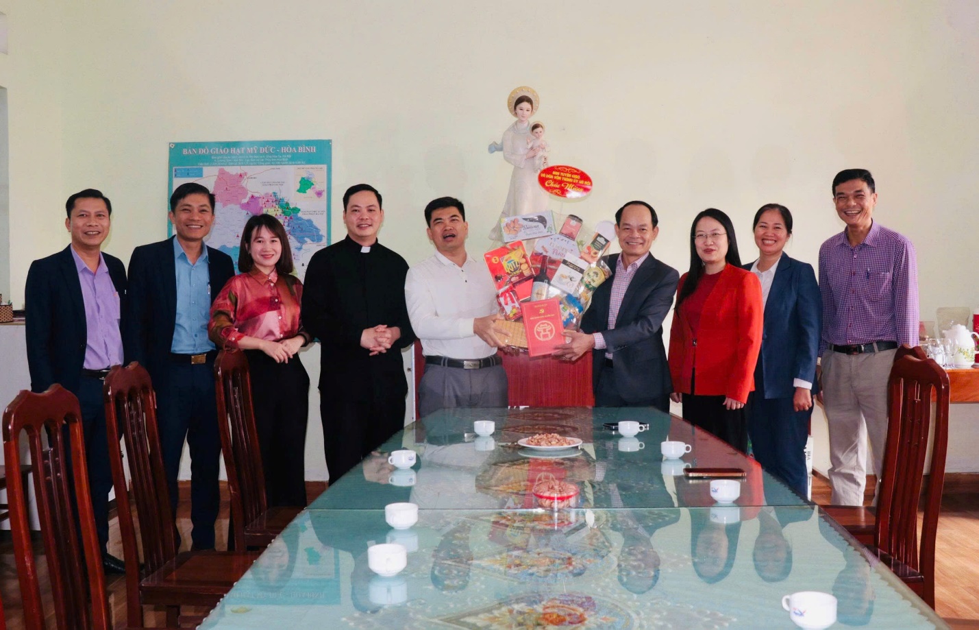 Ban Tuyên giáo và Dân vận Thành uỷ Hà Nội thăm và tặng quà giáo xứ Nghĩa Ải ( xã Mỹ Đức)- Ảnh 2.