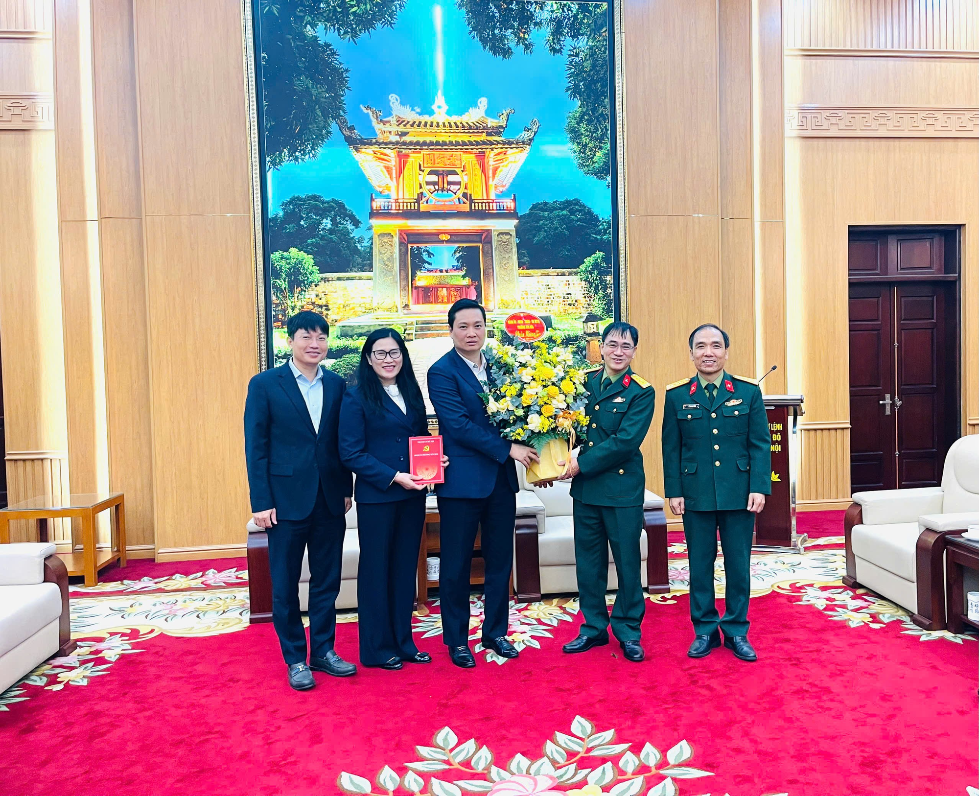 Lãnh đạo phường Yên Hoà thăm, chúc mừng các đơn vị quân đội đóng trên địa bàn nhân Ngày thành lập Quân đội nhân dân Việt Nam 22/12.- Ảnh 1.