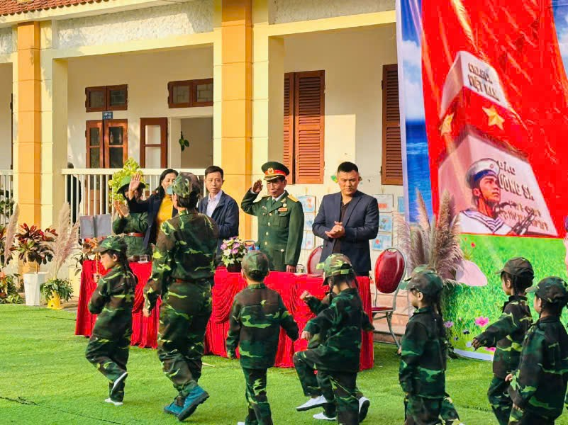 Trường Mầm non Xuy Xá tổ chức Chương trình trải nghiệm “Chiến sĩ tí hon” - Hoạt động ý nghĩa giáo dục truyền thống yêu nước cho trẻ mầm non- Ảnh 2.