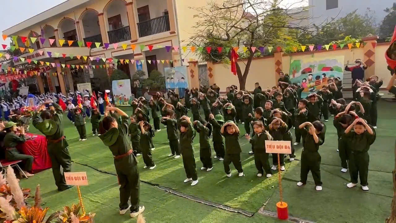 Trường Mầm non Xuy Xá tổ chức Chương trình trải nghiệm “Chiến sĩ tí hon” - Hoạt động ý nghĩa giáo dục truyền thống yêu nước cho trẻ mầm non- Ảnh 4.