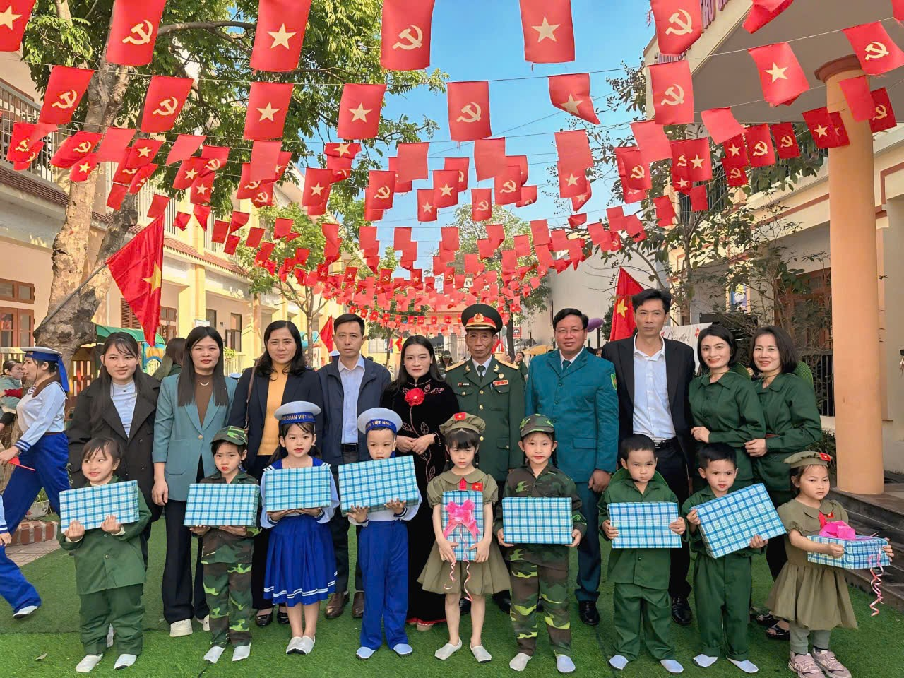 Trường Mầm non Xuy Xá tổ chức Chương trình trải nghiệm “Chiến sĩ tí hon” - Hoạt động ý nghĩa giáo dục truyền thống yêu nước cho trẻ mầm non- Ảnh 6.