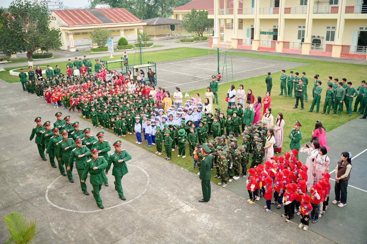 Trường Mầm non Hợp Tiến A với chương trình “Chú bộ đội trong mắt em” những ngày trải nghiệm đẹp của tuổi thơ- Ảnh 2.