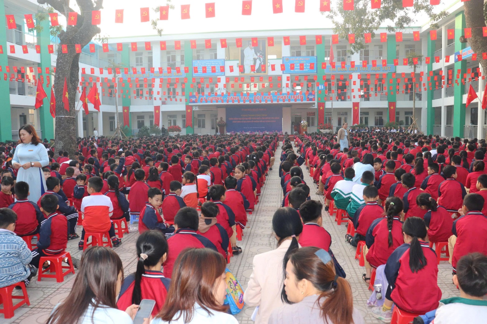 Ảnh có chứa trang phục, người, khán giả, ngoài trời  Nội dung do AI tạo ra có thể không chính xác.