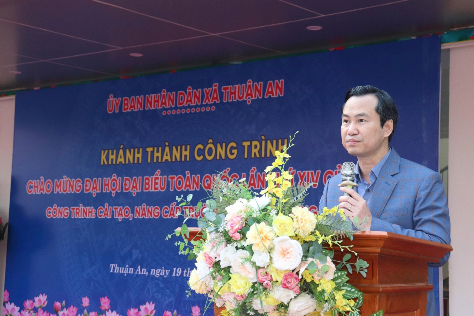 Ảnh có chứa văn bản, trang phục, người, Thiết kế hoa cỏ  Nội dung do AI tạo ra có thể không chính xác.