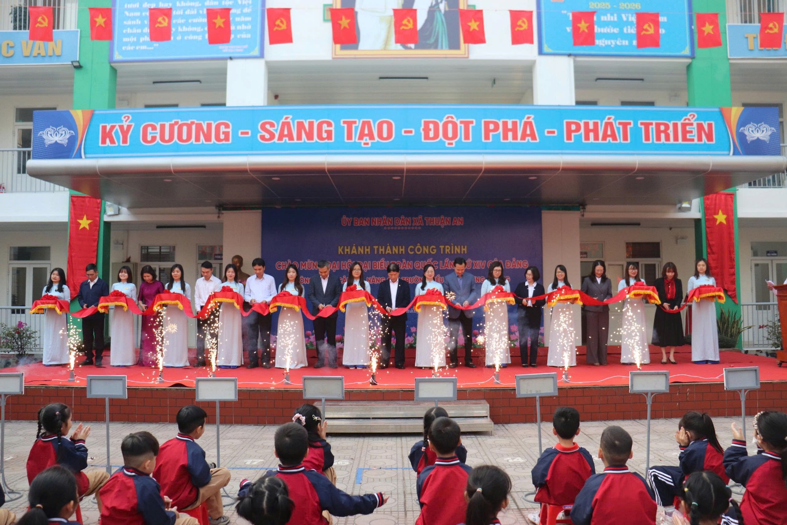 Ảnh có chứa trang phục, người, tòa nhà, ngoài trời  Nội dung do AI tạo ra có thể không chính xác.