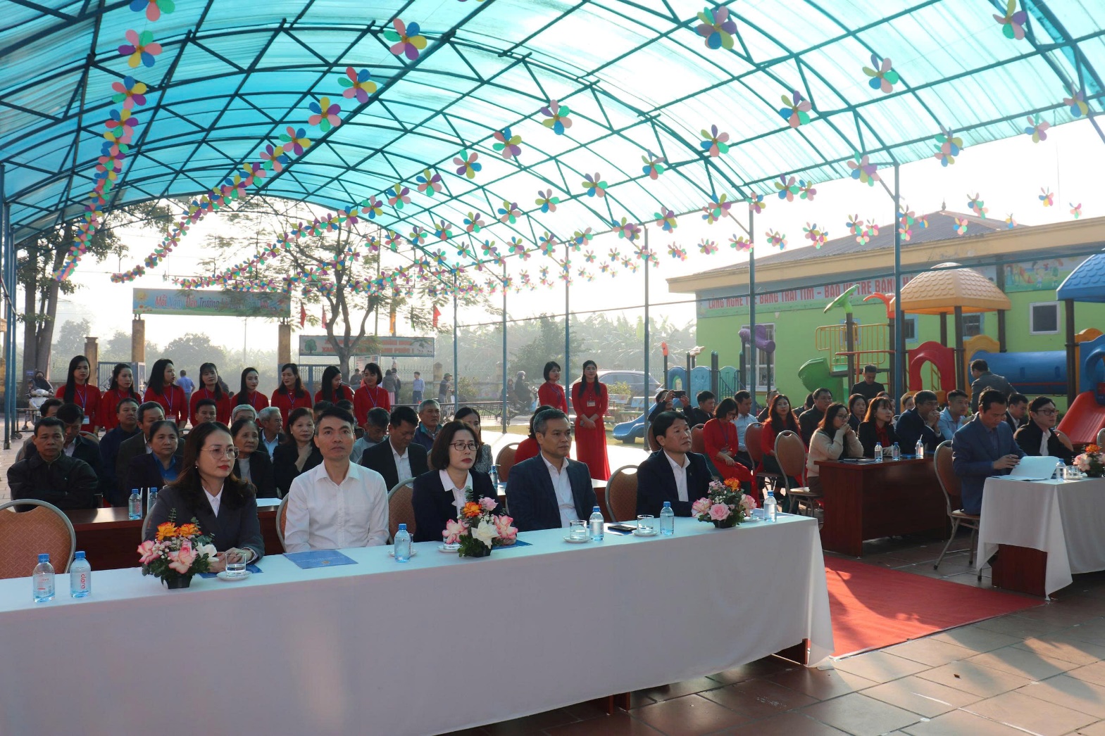 Ảnh có chứa trang phục, con người, người, trong nhà  Nội dung do AI tạo ra có thể không chính xác.