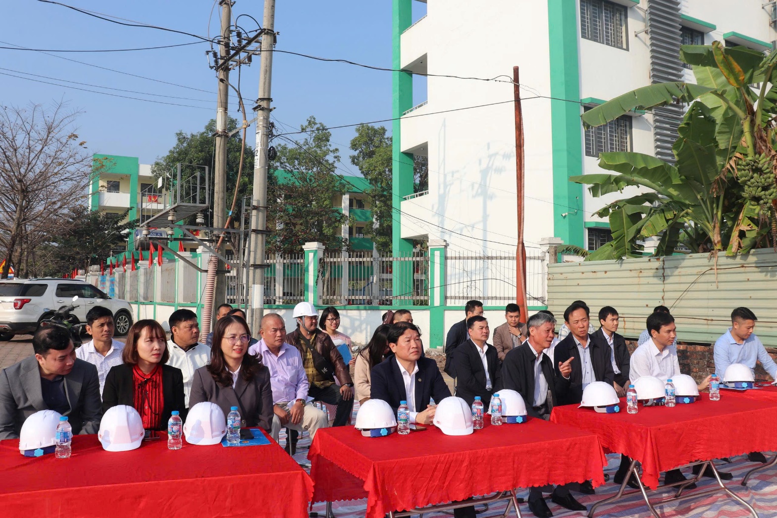 Ảnh có chứa ngoài trời, trang phục, người, bầu trời  Nội dung do AI tạo ra có thể không chính xác.