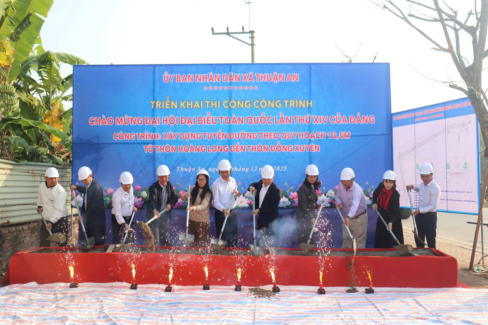 Ảnh có chứa văn bản, trang phục, ngoài trời, bầu trời  Nội dung do AI tạo ra có thể không chính xác.