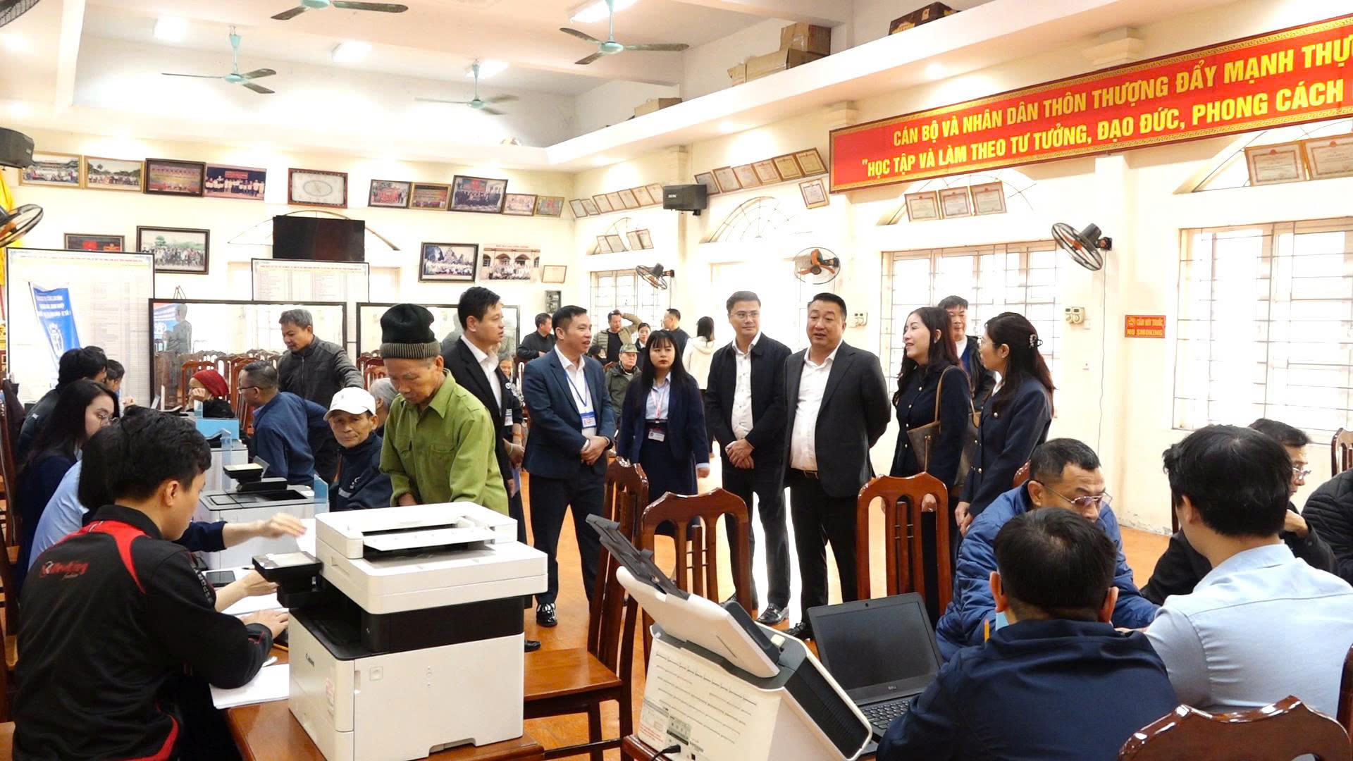 Dịch vụ công lưu động thành phố Hà Nội hỗ trợ cá nhân, doanh nghiệp thực hiện thủ tục hành chính tại xã Bình Minh