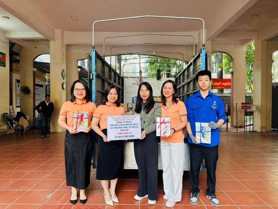 Phường Hai Bà Trưng phát huy tinh thần tương thân tương ái, chung tay ủng hộ đồng bào miền Trung bị thiệt hại do bão lũ- Ảnh 3.