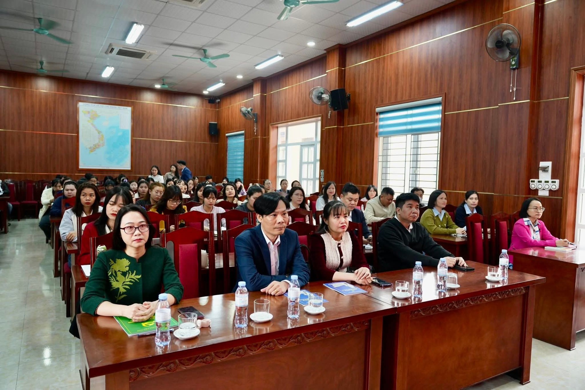 43 ĐẢNG VIÊN MỚI XÃ Ô DIÊN THAM GIA LỚP BỒI DƯỠNG LÝ LUẬN CHÍNH TRỊ DÀNH CHO ĐẢNG VIÊN MỚI- Ảnh 1.