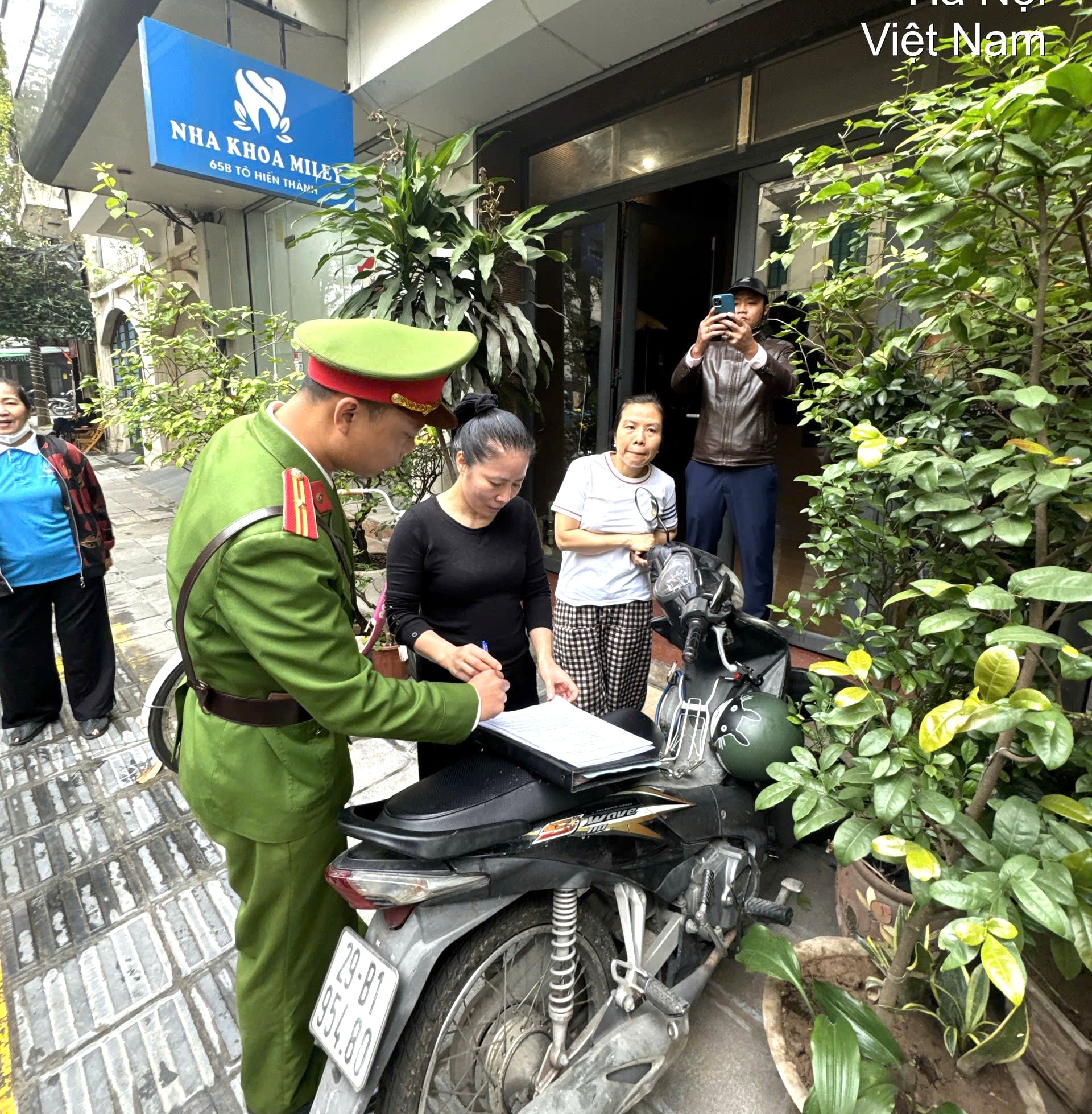 Phường Hai Bà Trưng ra quân chỉnh trang đô thị, bảo đảm trật tự an toàn giao thông- Ảnh 3.