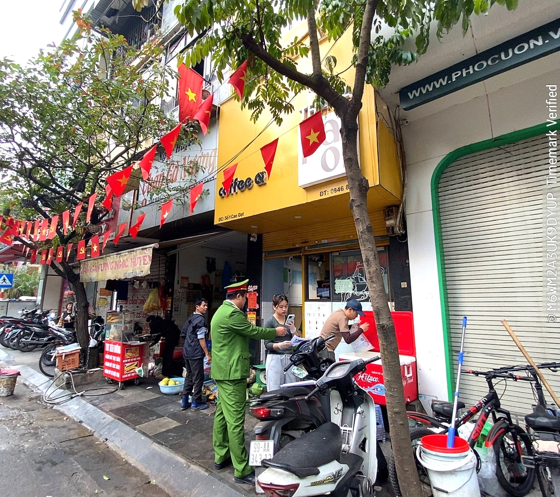 Phường Hai Bà Trưng ra quân chỉnh trang đô thị, bảo đảm trật tự an toàn giao thông- Ảnh 4.