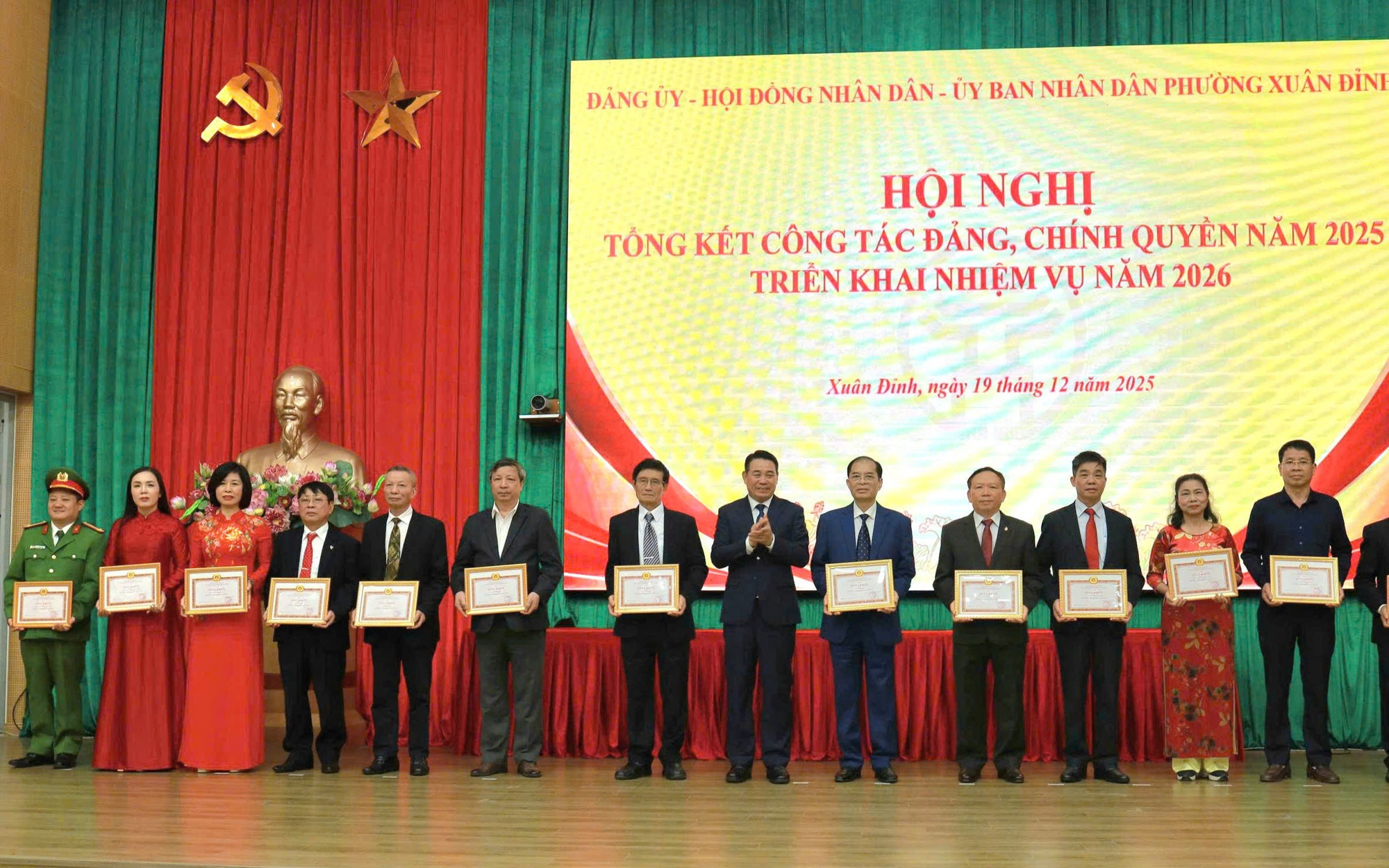 Phường Xuân Đỉnh khen thưởng 373 tập thể, cá nhân tiêu biểu, tạo động lực hoàn thành nhiệm vụ năm 2026