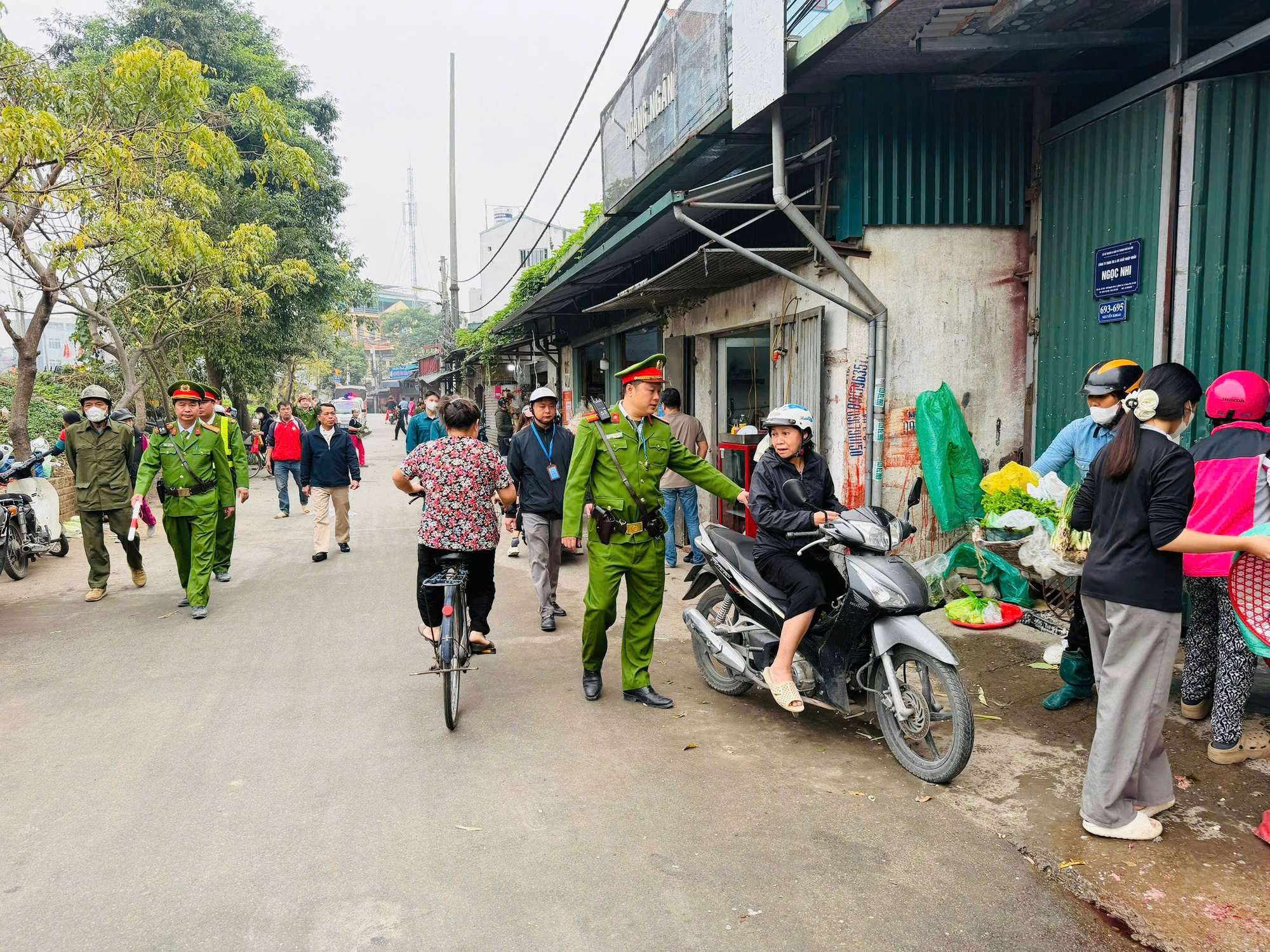 PHƯỜNG LĨNH NAM RA QUÂN CAO ĐIỂM LẬP LẠI TRẬT TỰ ĐÔ THỊ, QUYẾT TÂM GIỮ VỮNG “ĐƯỜNG THÔNG, HÈ THOÁNG”- Ảnh 2.