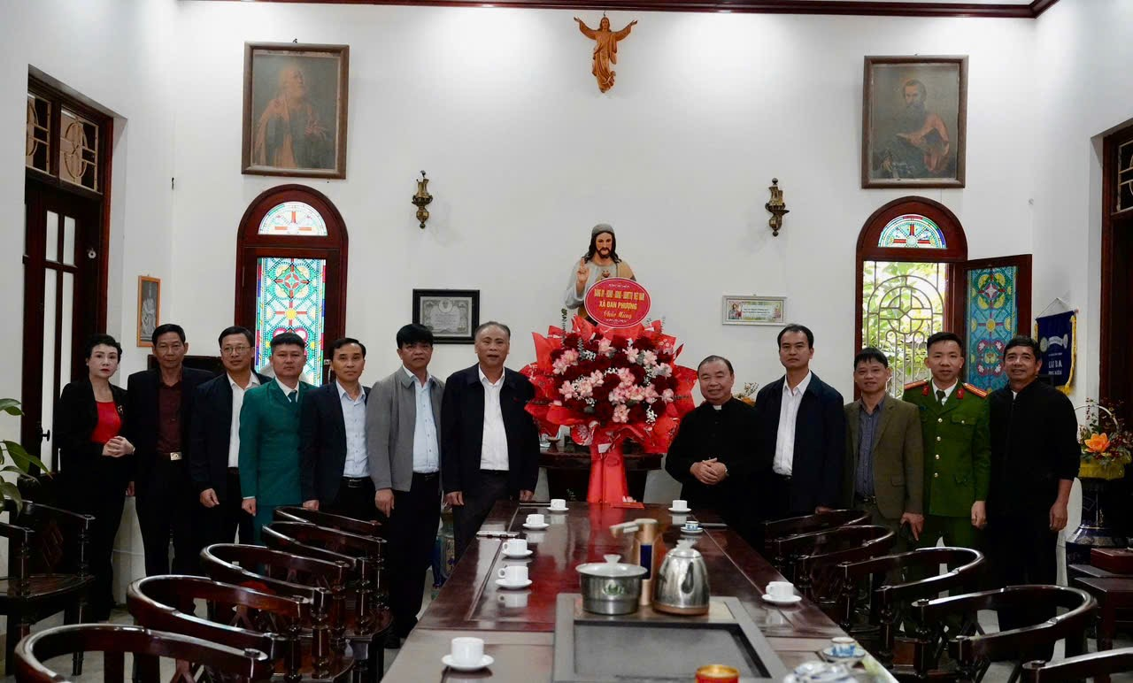 Các đồng chí lãnh đạo xã Đan Phượng thăm, chúc mừng Giáng sinh 2025.- Ảnh 1.