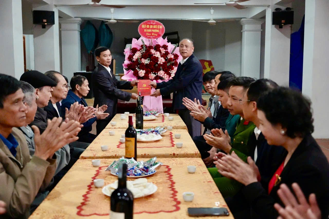 Các đồng chí lãnh đạo xã Đan Phượng thăm, chúc mừng Giáng sinh 2025.- Ảnh 2.