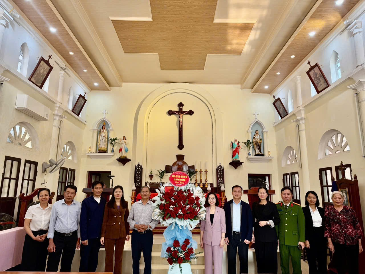 Các đồng chí lãnh đạo xã Đan Phượng thăm, chúc mừng Giáng sinh 2025.- Ảnh 3.