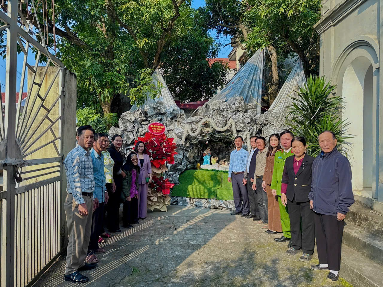 Các đồng chí lãnh đạo xã Đan Phượng thăm, chúc mừng Giáng sinh 2025.- Ảnh 4.