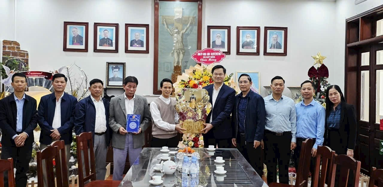 Lãnh đạo xã Hát Môn thăm, tặng quà các giáo xứ trên địa bàn nhân dịp Giáng sinh năm 2025- Ảnh 1.