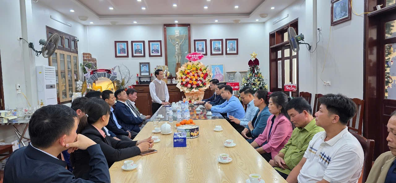 Lãnh đạo xã Hát Môn thăm, tặng quà các giáo xứ trên địa bàn nhân dịp Giáng sinh năm 2025- Ảnh 2.