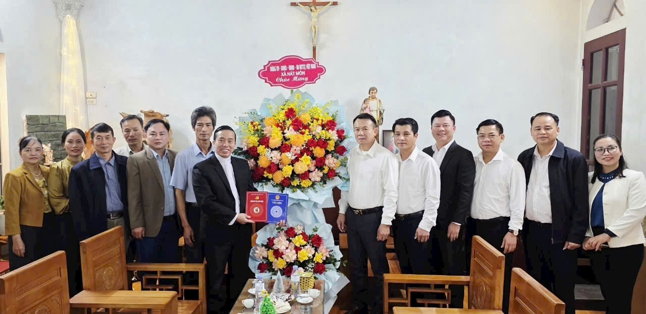 Đồng chí Bí thư Đảng ủy thăm, tặng quà  giáo xứ Thuấn Nội nhân dịp Giáng sinh năm 2025- Ảnh 1.