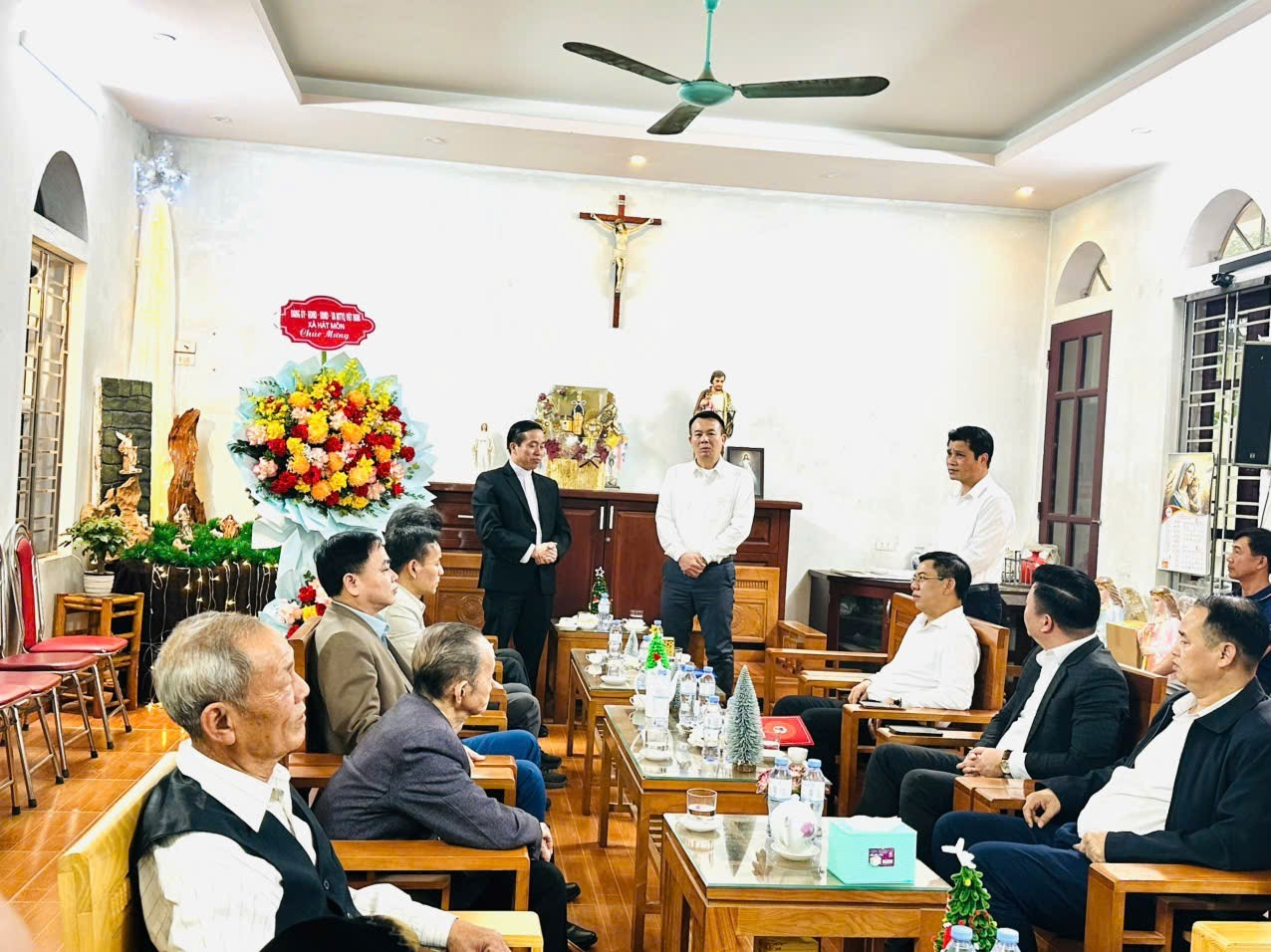 Đồng chí Bí thư Đảng ủy thăm, tặng quà  giáo xứ Thuấn Nội nhân dịp Giáng sinh năm 2025- Ảnh 2.